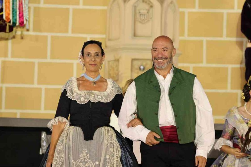 GALERIA DE FOTOS de l’acte del 75 aniversari de Fogueres de Xàbia: l’escenari s’ompli de regines i càrrecs, emocions i vivències GALERIA DE FOTOS de l’acte del 75 aniversari de Fogueres de Xàbia: l’escenari s’ompli de regines i càrrecs, emocions i vivències