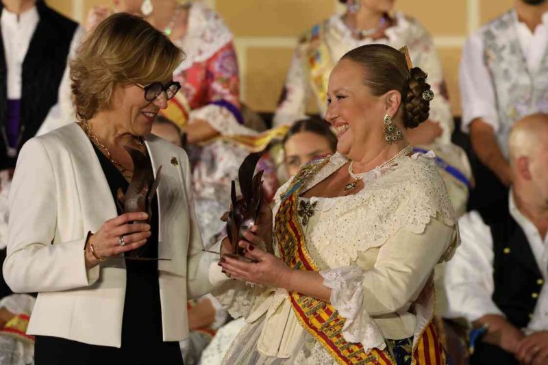 GALERIA DE FOTOS de l’acte del 75 aniversari de Fogueres de Xàbia: l’escenari s’ompli de regines i càrrecs, emocions i vivències GALERIA DE FOTOS de l’acte del 75 aniversari de Fogueres de Xàbia: l’escenari s’ompli de regines i càrrecs, emocions i vivències