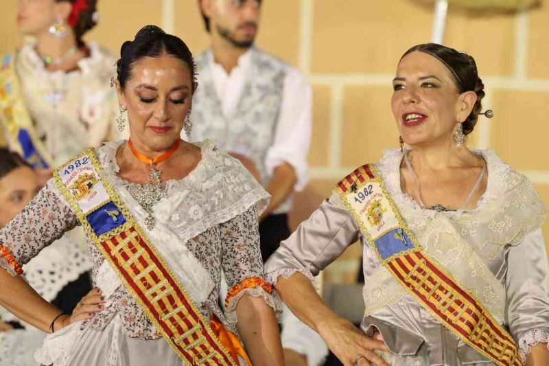 GALERIA DE FOTOS de l’acte del 75 aniversari de Fogueres de Xàbia: l’escenari s’ompli de regines i càrrecs, emocions i vivències GALERIA DE FOTOS de l’acte del 75 aniversari de Fogueres de Xàbia: l’escenari s’ompli de regines i càrrecs, emocions i vivències
