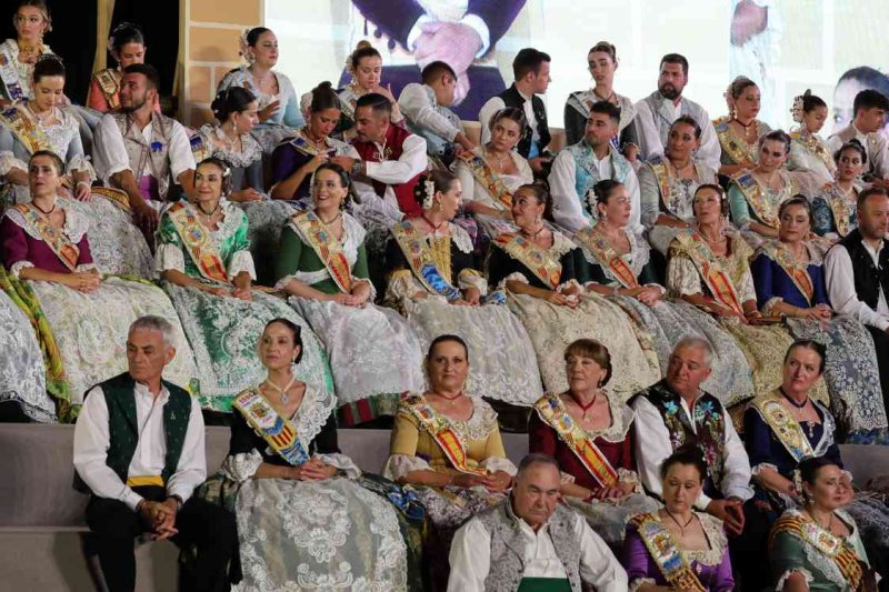 GALERIA DE FOTOS de l’acte del 75 aniversari de Fogueres de Xàbia: l’escenari s’ompli de regines i càrrecs, emocions i vivències GALERIA DE FOTOS de l’acte del 75 aniversari de Fogueres de Xàbia: l’escenari s’ompli de regines i càrrecs, emocions i vivències