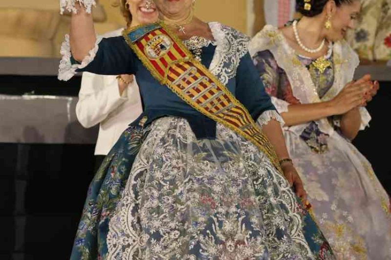 GALERIA DE FOTOS de l’acte del 75 aniversari de Fogueres de Xàbia: l’escenari s’ompli de regines i càrrecs, emocions i vivències GALERIA DE FOTOS de l’acte del 75 aniversari de Fogueres de Xàbia: l’escenari s’ompli de regines i càrrecs, emocions i vivències