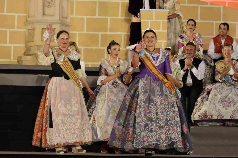 GALERIA DE FOTOS de l’acte del 75 aniversari de Fogueres de Xàbia: l’escenari s’ompli de regines i càrrecs, emocions i vivències GALERIA DE FOTOS de l’acte del 75 aniversari de Fogueres de Xàbia: l’escenari s’ompli de regines i càrrecs, emocions i vivències