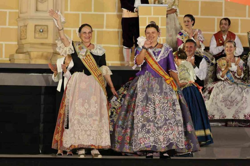 GALERIA DE FOTOS de l’acte del 75 aniversari de Fogueres de Xàbia: l’escenari s’ompli de regines i càrrecs, emocions i vivències GALERIA DE FOTOS de l’acte del 75 aniversari de Fogueres de Xàbia: l’escenari s’ompli de regines i càrrecs, emocions i vivències