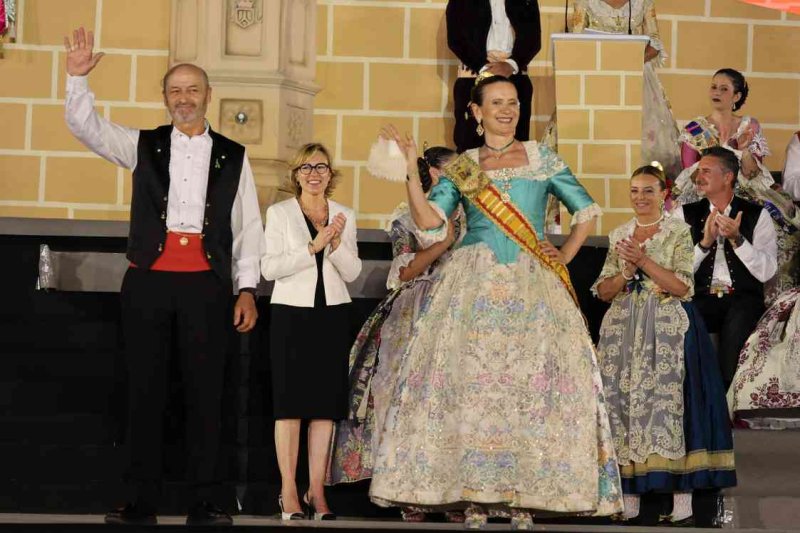 GALERIA DE FOTOS de l’acte del 75 aniversari de Fogueres de Xàbia: l’escenari s’ompli de regines i càrrecs, emocions i vivències GALERIA DE FOTOS de l’acte del 75 aniversari de Fogueres de Xàbia: l’escenari s’ompli de regines i càrrecs, emocions i vivències