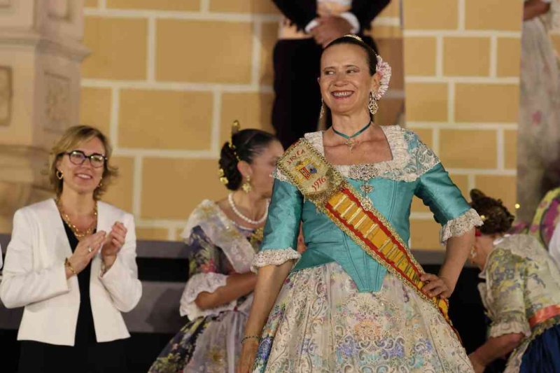 GALERIA DE FOTOS de l’acte del 75 aniversari de Fogueres de Xàbia: l’escenari s’ompli de regines i càrrecs, emocions i vivències GALERIA DE FOTOS de l’acte del 75 aniversari de Fogueres de Xàbia: l’escenari s’ompli de regines i càrrecs, emocions i vivències