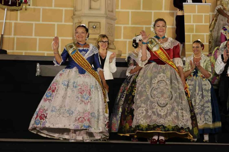 GALERIA DE FOTOS de l’acte del 75 aniversari de Fogueres de Xàbia: l’escenari s’ompli de regines i càrrecs, emocions i vivències GALERIA DE FOTOS de l’acte del 75 aniversari de Fogueres de Xàbia: l’escenari s’ompli de regines i càrrecs, emocions i vivències