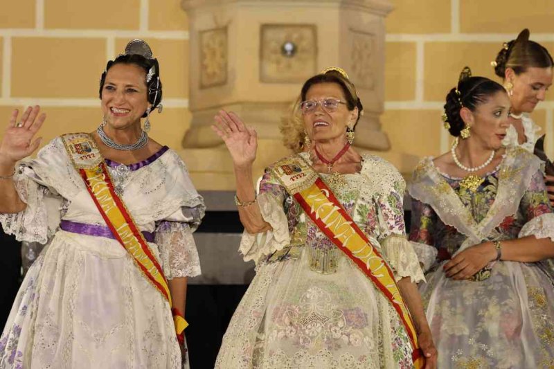 GALERIA DE FOTOS de l’acte del 75 aniversari de Fogueres de Xàbia: l’escenari s’ompli de regines i càrrecs, emocions i vivències GALERIA DE FOTOS de l’acte del 75 aniversari de Fogueres de Xàbia: l’escenari s’ompli de regines i càrrecs, emocions i vivències