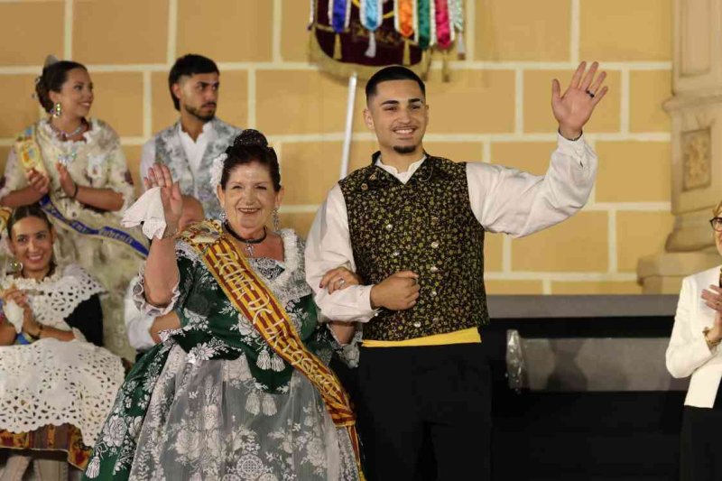 GALERIA DE FOTOS de l’acte del 75 aniversari de Fogueres de Xàbia: l’escenari s’ompli de regines i càrrecs, emocions i vivències GALERIA DE FOTOS de l’acte del 75 aniversari de Fogueres de Xàbia: l’escenari s’ompli de regines i càrrecs, emocions i vivències