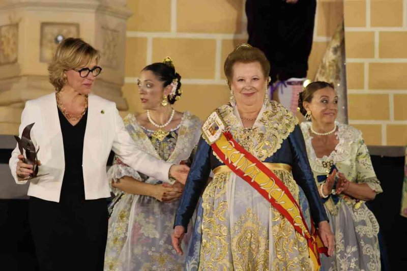 GALERIA DE FOTOS de l’acte del 75 aniversari de Fogueres de Xàbia: l’escenari s’ompli de regines i càrrecs, emocions i vivències GALERIA DE FOTOS de l’acte del 75 aniversari de Fogueres de Xàbia: l’escenari s’ompli de regines i càrrecs, emocions i vivències