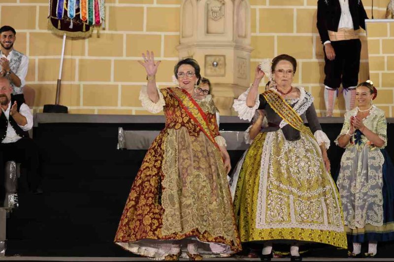 GALERIA DE FOTOS de l’acte del 75 aniversari de Fogueres de Xàbia: l’escenari s’ompli de regines i càrrecs, emocions i vivències GALERIA DE FOTOS de l’acte del 75 aniversari de Fogueres de Xàbia: l’escenari s’ompli de regines i càrrecs, emocions i vivències