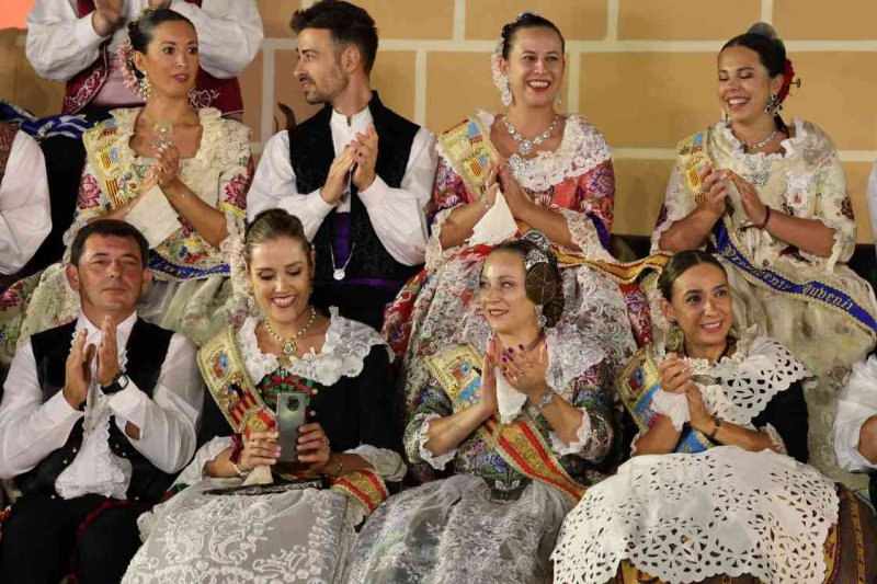 GALERIA DE FOTOS de l’acte del 75 aniversari de Fogueres de Xàbia: l’escenari s’ompli de regines i càrrecs, emocions i vivències GALERIA DE FOTOS de l’acte del 75 aniversari de Fogueres de Xàbia: l’escenari s’ompli de regines i càrrecs, emocions i vivències