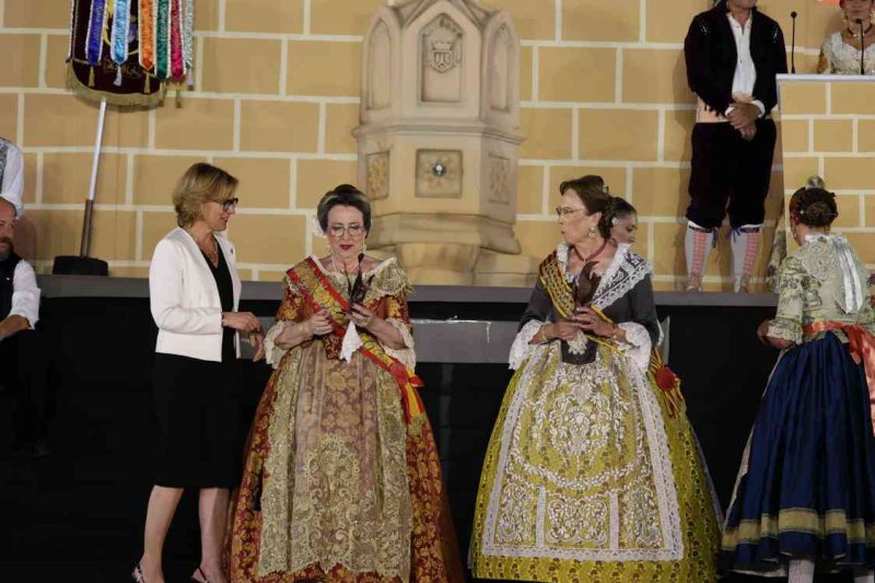 GALERIA DE FOTOS de l’acte del 75 aniversari de Fogueres de Xàbia: l’escenari s’ompli de regines i càrrecs, emocions i vivències GALERIA DE FOTOS de l’acte del 75 aniversari de Fogueres de Xàbia: l’escenari s’ompli de regines i càrrecs, emocions i vivències