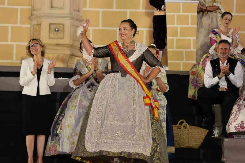 GALERIA DE FOTOS de l’acte del 75 aniversari de Fogueres de Xàbia: l’escenari s’ompli de regines i càrrecs, emocions i vivències GALERIA DE FOTOS de l’acte del 75 aniversari de Fogueres de Xàbia: l’escenari s’ompli de regines i càrrecs, emocions i vivències