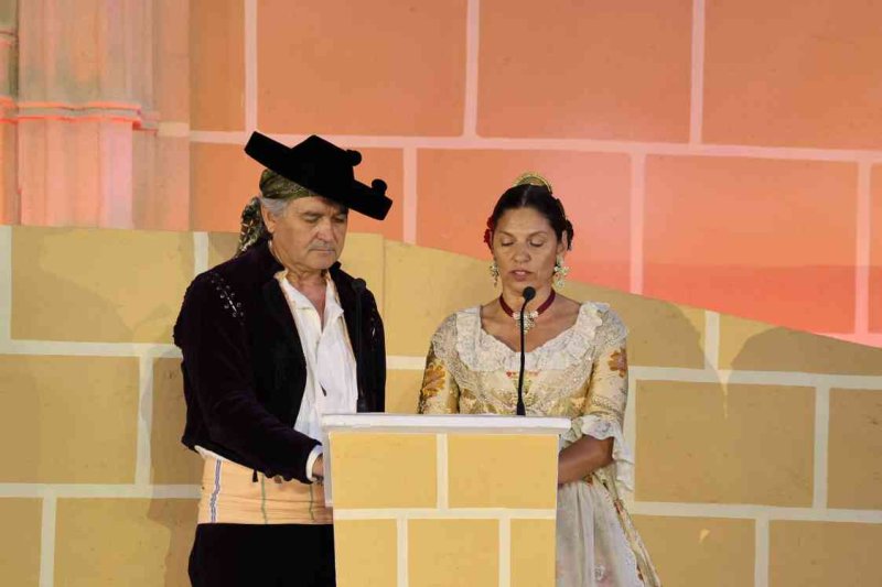 GALERIA DE FOTOS de l’acte del 75 aniversari de Fogueres de Xàbia: l’escenari s’ompli de regines i càrrecs, emocions i vivències GALERIA DE FOTOS de l’acte del 75 aniversari de Fogueres de Xàbia: l’escenari s’ompli de regines i càrrecs, emocions i vivències