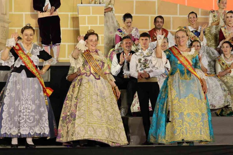 GALERIA DE FOTOS de l’acte del 75 aniversari de Fogueres de Xàbia: l’escenari s’ompli de regines i càrrecs, emocions i vivències GALERIA DE FOTOS de l’acte del 75 aniversari de Fogueres de Xàbia: l’escenari s’ompli de regines i càrrecs, emocions i vivències