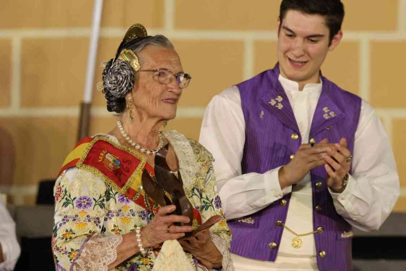 GALERIA DE FOTOS de l’acte del 75 aniversari de Fogueres de Xàbia: l’escenari s’ompli de regines i càrrecs, emocions i vivències GALERIA DE FOTOS de l’acte del 75 aniversari de Fogueres de Xàbia: l’escenari s’ompli de regines i càrrecs, emocions i vivències