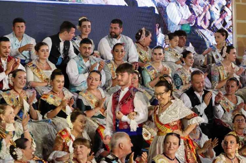 GALERIA DE FOTOS de l’acte del 75 aniversari de Fogueres de Xàbia: l’escenari s’ompli de regines i càrrecs, emocions i vivències GALERIA DE FOTOS de l’acte del 75 aniversari de Fogueres de Xàbia: l’escenari s’ompli de regines i càrrecs, emocions i vivències