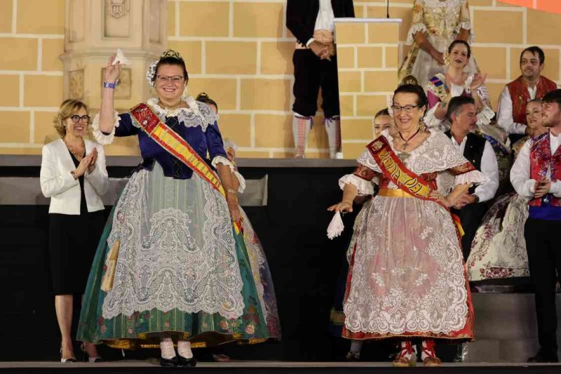 GALERIA DE FOTOS de l’acte del 75 aniversari de Fogueres de Xàbia: l’escenari s’ompli de regines i càrrecs, emocions i vivències GALERIA DE FOTOS de l’acte del 75 aniversari de Fogueres de Xàbia: l’escenari s’ompli de regines i càrrecs, emocions i vivències