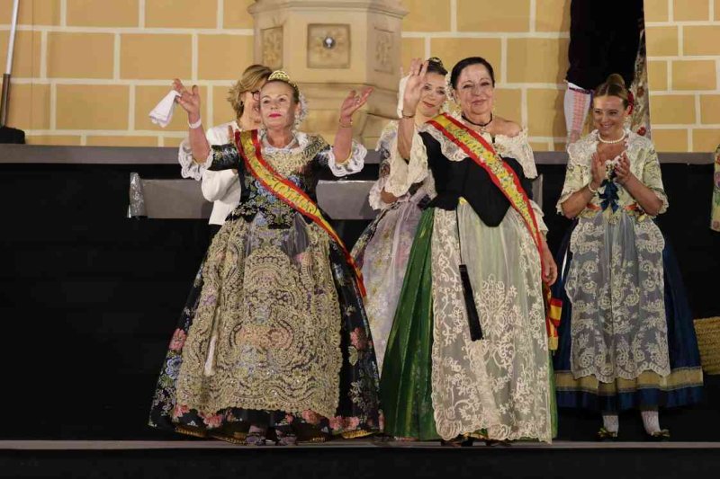 GALERIA DE FOTOS de l’acte del 75 aniversari de Fogueres de Xàbia: l’escenari s’ompli de regines i càrrecs, emocions i vivències GALERIA DE FOTOS de l’acte del 75 aniversari de Fogueres de Xàbia: l’escenari s’ompli de regines i càrrecs, emocions i vivències