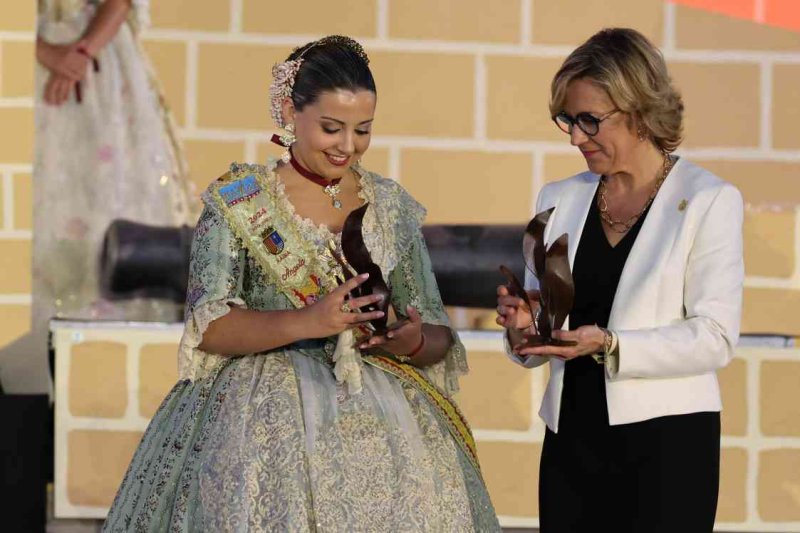 GALERIA DE FOTOS de l’acte del 75 aniversari de Fogueres de Xàbia: l’escenari s’ompli de regines i càrrecs, emocions i vivències GALERIA DE FOTOS de l’acte del 75 aniversari de Fogueres de Xàbia: l’escenari s’ompli de regines i càrrecs, emocions i vivències