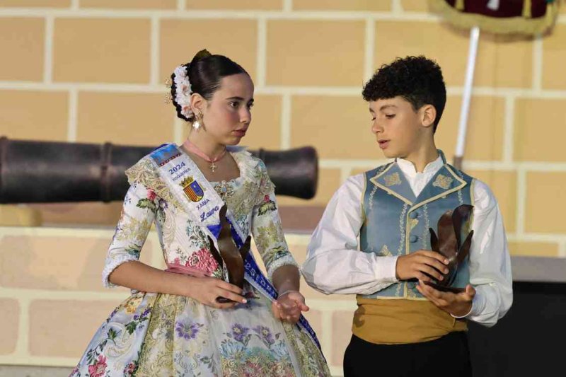 GALERIA DE FOTOS de l’acte del 75 aniversari de Fogueres de Xàbia: l’escenari s’ompli de regines i càrrecs, emocions i vivències GALERIA DE FOTOS de l’acte del 75 aniversari de Fogueres de Xàbia: l’escenari s’ompli de regines i càrrecs, emocions i vivències