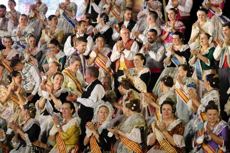 GALERIA DE FOTOS de l’acte del 75 aniversari de Fogueres de Xàbia: l’escenari s’ompli de regines i càrrecs, emocions i vivències GALERIA DE FOTOS de l’acte del 75 aniversari de Fogueres de Xàbia: l’escenari s’ompli de regines i càrrecs, emocions i vivències