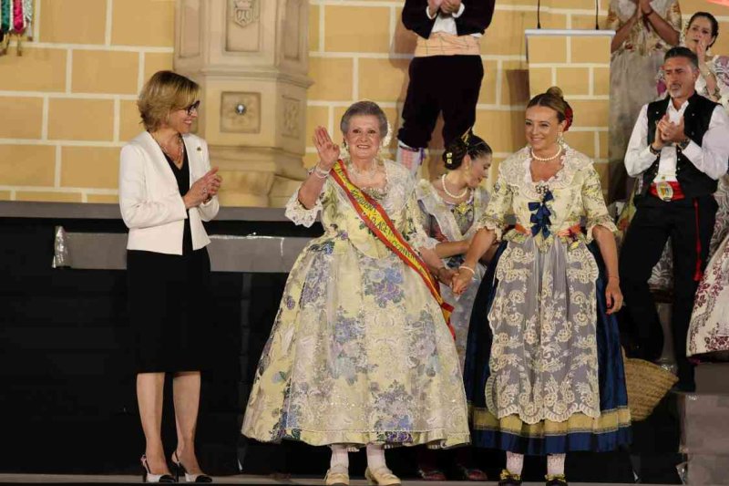 GALERIA DE FOTOS de l’acte del 75 aniversari de Fogueres de Xàbia: l’escenari s’ompli de regines i càrrecs, emocions i vivències GALERIA DE FOTOS de l’acte del 75 aniversari de Fogueres de Xàbia: l’escenari s’ompli de regines i càrrecs, emocions i vivències