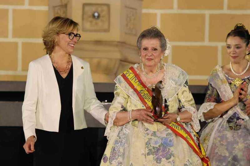 GALERIA DE FOTOS de l’acte del 75 aniversari de Fogueres de Xàbia: l’escenari s’ompli de regines i càrrecs, emocions i vivències GALERIA DE FOTOS de l’acte del 75 aniversari de Fogueres de Xàbia: l’escenari s’ompli de regines i càrrecs, emocions i vivències