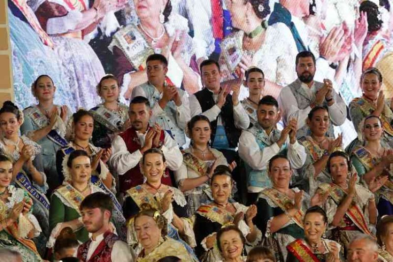 GALERIA DE FOTOS de l’acte del 75 aniversari de Fogueres de Xàbia: l’escenari s’ompli de regines i càrrecs, emocions i vivències GALERIA DE FOTOS de l’acte del 75 aniversari de Fogueres de Xàbia: l’escenari s’ompli de regines i càrrecs, emocions i vivències