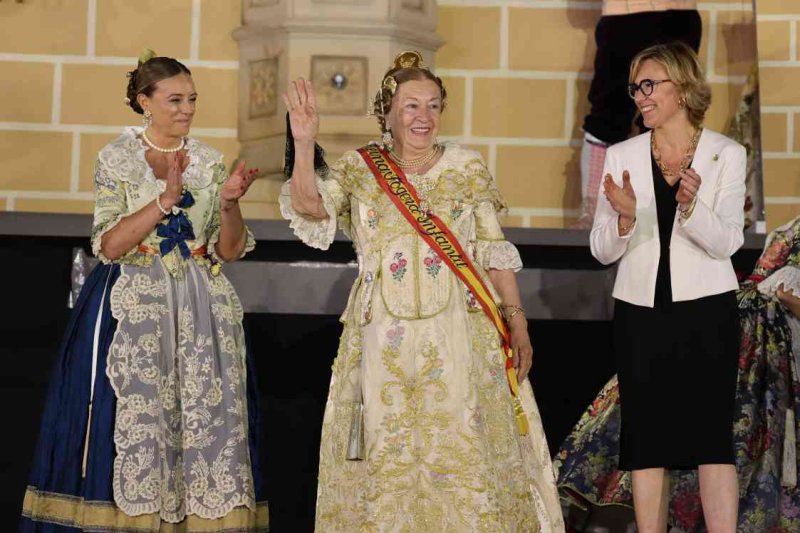 GALERIA DE FOTOS de l’acte del 75 aniversari de Fogueres de Xàbia: l’escenari s’ompli de regines i càrrecs, emocions i vivències GALERIA DE FOTOS de l’acte del 75 aniversari de Fogueres de Xàbia: l’escenari s’ompli de regines i càrrecs, emocions i vivències