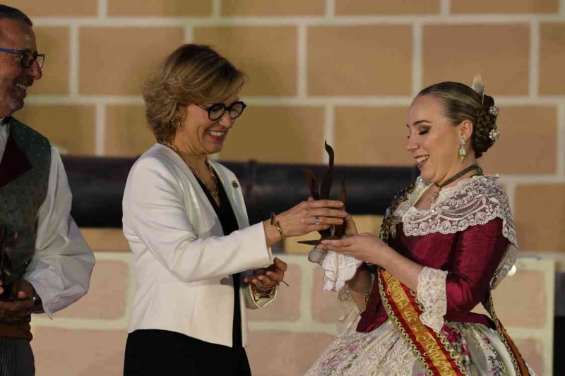 GALERIA DE FOTOS de l’acte del 75 aniversari de Fogueres de Xàbia: l’escenari s’ompli de regines i càrrecs, emocions i vivències GALERIA DE FOTOS de l’acte del 75 aniversari de Fogueres de Xàbia: l’escenari s’ompli de regines i càrrecs, emocions i vivències