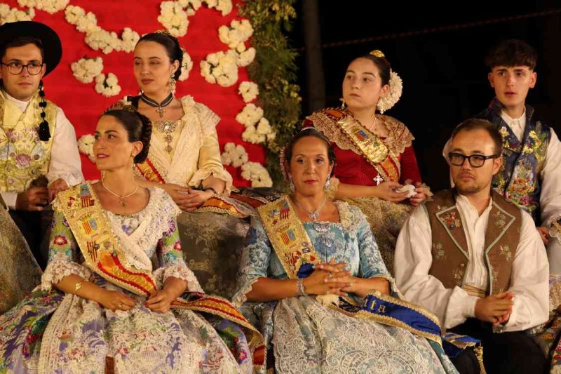 GALERIA DE FOTOS de l’acte del 75 aniversari de Fogueres de Xàbia: l’escenari s’ompli de regines i càrrecs, emocions i vivències GALERIA DE FOTOS de l’acte del 75 aniversari de Fogueres de Xàbia: l’escenari s’ompli de regines i càrrecs, emocions i vivències