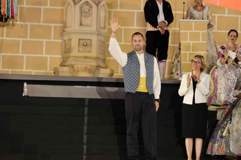 GALERIA DE FOTOS de l’acte del 75 aniversari de Fogueres de Xàbia: l’escenari s’ompli de regines i càrrecs, emocions i vivències GALERIA DE FOTOS de l’acte del 75 aniversari de Fogueres de Xàbia: l’escenari s’ompli de regines i càrrecs, emocions i vivències