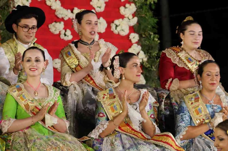 GALERIA DE FOTOS de l’acte del 75 aniversari de Fogueres de Xàbia: l’escenari s’ompli de regines i càrrecs, emocions i vivències GALERIA DE FOTOS de l’acte del 75 aniversari de Fogueres de Xàbia: l’escenari s’ompli de regines i càrrecs, emocions i vivències