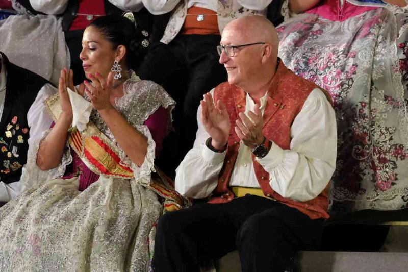 GALERIA DE FOTOS de l’acte del 75 aniversari de Fogueres de Xàbia: l’escenari s’ompli de regines i càrrecs, emocions i vivències GALERIA DE FOTOS de l’acte del 75 aniversari de Fogueres de Xàbia: l’escenari s’ompli de regines i càrrecs, emocions i vivències