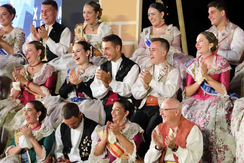 GALERIA DE FOTOS de l’acte del 75 aniversari de Fogueres de Xàbia: l’escenari s’ompli de regines i càrrecs, emocions i vivències GALERIA DE FOTOS de l’acte del 75 aniversari de Fogueres de Xàbia: l’escenari s’ompli de regines i càrrecs, emocions i vivències