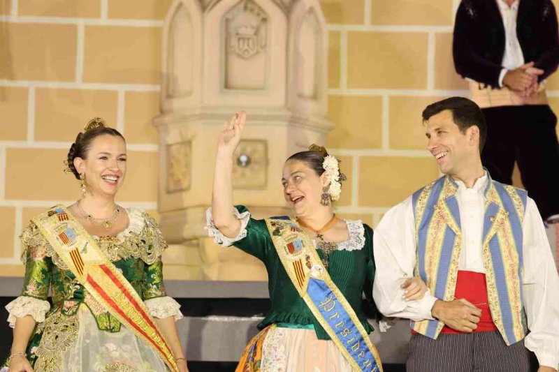 GALERIA DE FOTOS de l’acte del 75 aniversari de Fogueres de Xàbia: l’escenari s’ompli de regines i càrrecs, emocions i vivències GALERIA DE FOTOS de l’acte del 75 aniversari de Fogueres de Xàbia: l’escenari s’ompli de regines i càrrecs, emocions i vivències