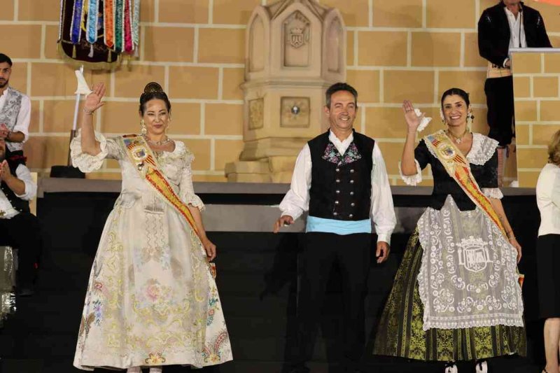 GALERIA DE FOTOS de l’acte del 75 aniversari de Fogueres de Xàbia: l’escenari s’ompli de regines i càrrecs, emocions i vivències GALERIA DE FOTOS de l’acte del 75 aniversari de Fogueres de Xàbia: l’escenari s’ompli de regines i càrrecs, emocions i vivències