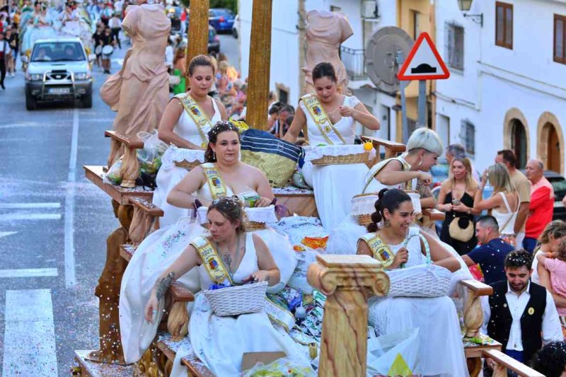 GALERIA de FOTOS de la DESFILADA de CARROSSES de les FOGUERES de XÀBIA GALERIA de FOTOS de la DESFILADA de CARROSSES de les FOGUERES de XÀBIA