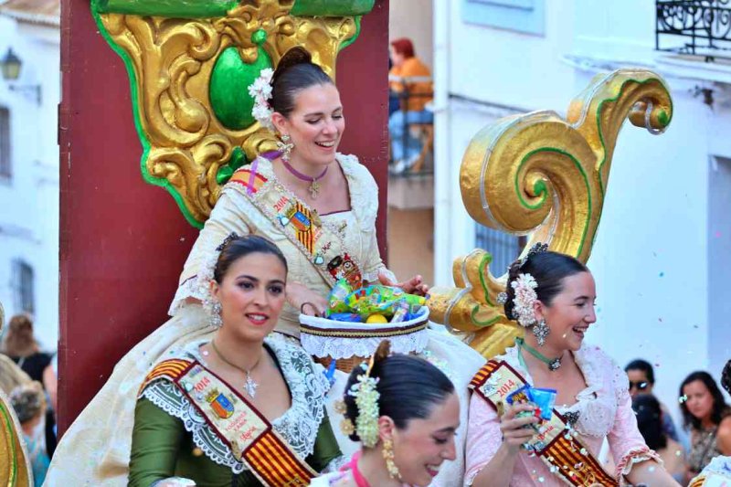 GALERIA de FOTOS de la DESFILADA de CARROSSES de les FOGUERES de XÀBIA GALERIA de FOTOS de la DESFILADA de CARROSSES de les FOGUERES de XÀBIA