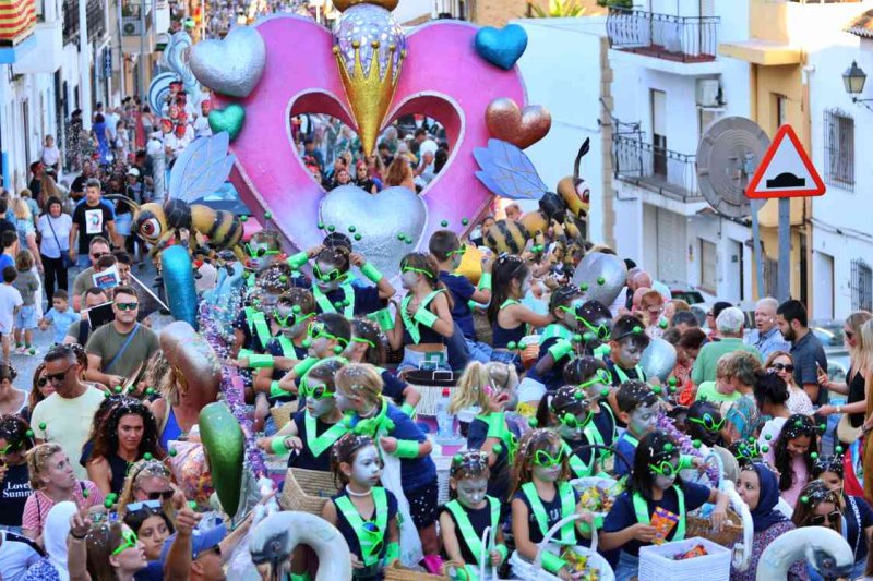 GALERIA de FOTOS de la DESFILADA de CARROSSES de les FOGUERES de XÀBIA GALERIA de FOTOS de la DESFILADA de CARROSSES de les FOGUERES de XÀBIA