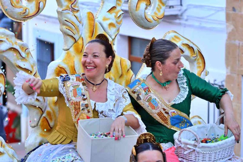 GALERIA de FOTOS de la DESFILADA de CARROSSES de les FOGUERES de XÀBIA GALERIA de FOTOS de la DESFILADA de CARROSSES de les FOGUERES de XÀBIA