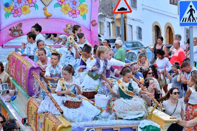 GALERIA de FOTOS de la DESFILADA de CARROSSES de les FOGUERES de XÀBIA GALERIA de FOTOS de la DESFILADA de CARROSSES de les FOGUERES de XÀBIA