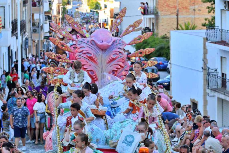 GALERIA de FOTOS de la DESFILADA de CARROSSES de les FOGUERES de XÀBIA GALERIA de FOTOS de la DESFILADA de CARROSSES de les FOGUERES de XÀBIA