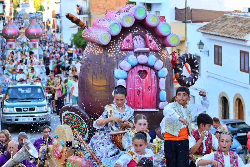 GALERIA de FOTOS de la DESFILADA de CARROSSES de les FOGUERES de XÀBIA GALERIA de FOTOS de la DESFILADA de CARROSSES de les FOGUERES de XÀBIA