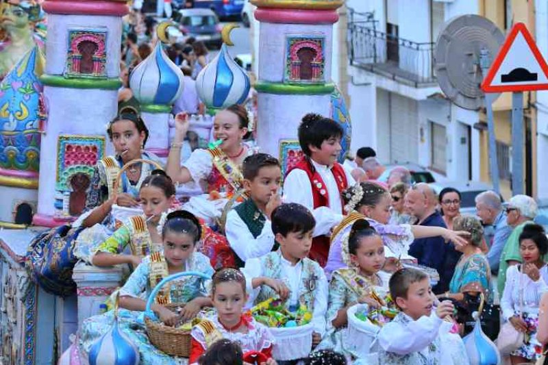 GALERIA de FOTOS de la DESFILADA de CARROSSES de les FOGUERES de XÀBIA GALERIA de FOTOS de la DESFILADA de CARROSSES de les FOGUERES de XÀBIA