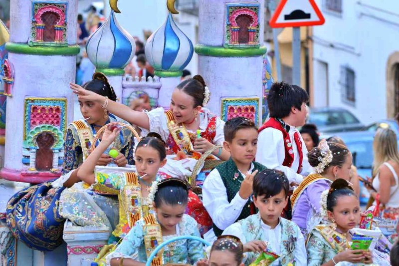 GALERIA de FOTOS de la DESFILADA de CARROSSES de les FOGUERES de XÀBIA GALERIA de FOTOS de la DESFILADA de CARROSSES de les FOGUERES de XÀBIA