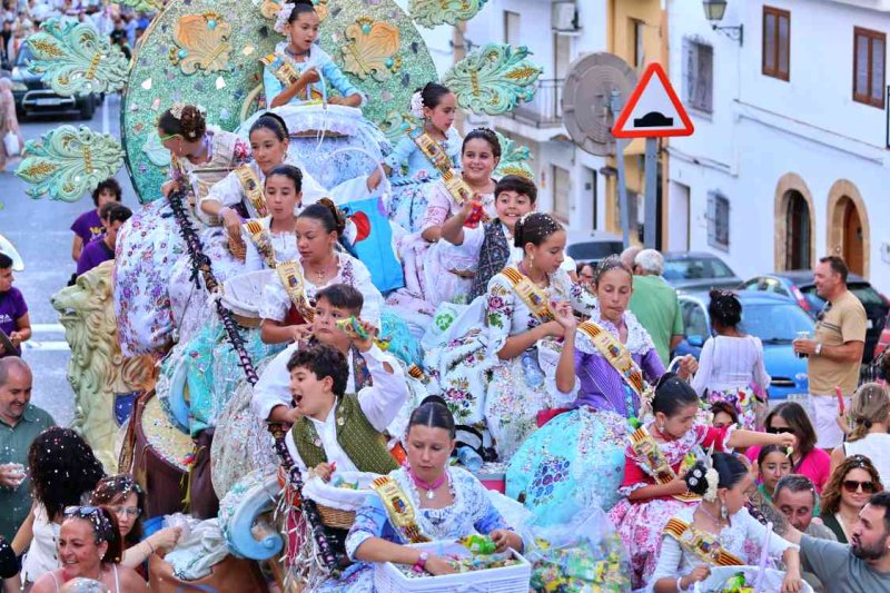 GALERIA de FOTOS de la DESFILADA de CARROSSES de les FOGUERES de XÀBIA GALERIA de FOTOS de la DESFILADA de CARROSSES de les FOGUERES de XÀBIA