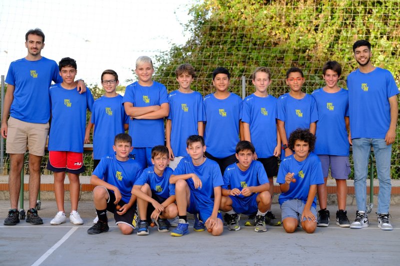 El Dénia Bàsquet despide la temporada y homenajea a dos jugadoras y un jugador que ya no siguen en el club El Dénia Bàsquet despide la temporada y homenajea a dos jugadoras y un jugador que ya no siguen en el club