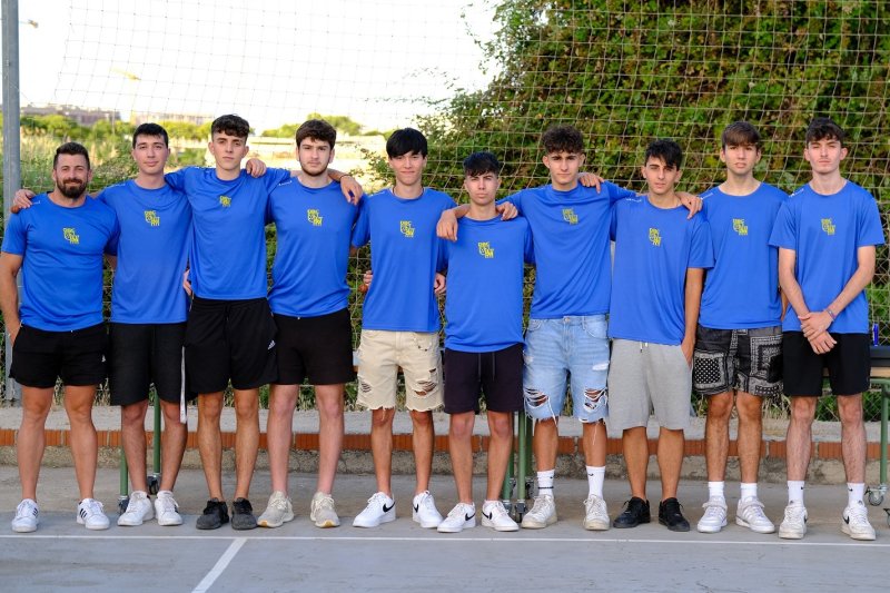 El Dénia Bàsquet despide la temporada y homenajea a dos jugadoras y un jugador que ya no siguen en el club El Dénia Bàsquet despide la temporada y homenajea a dos jugadoras y un jugador que ya no siguen en el club